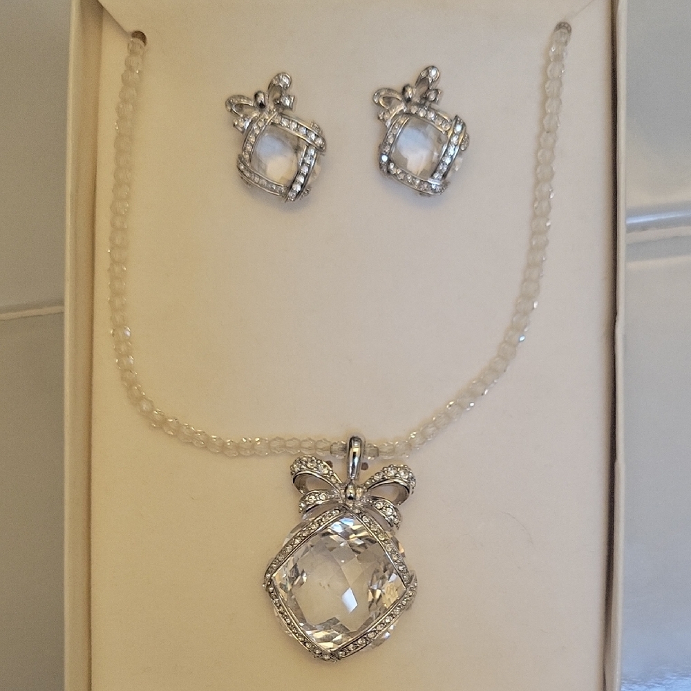 Elegant Silver Swarovski Crystal Necklace &earring Set.